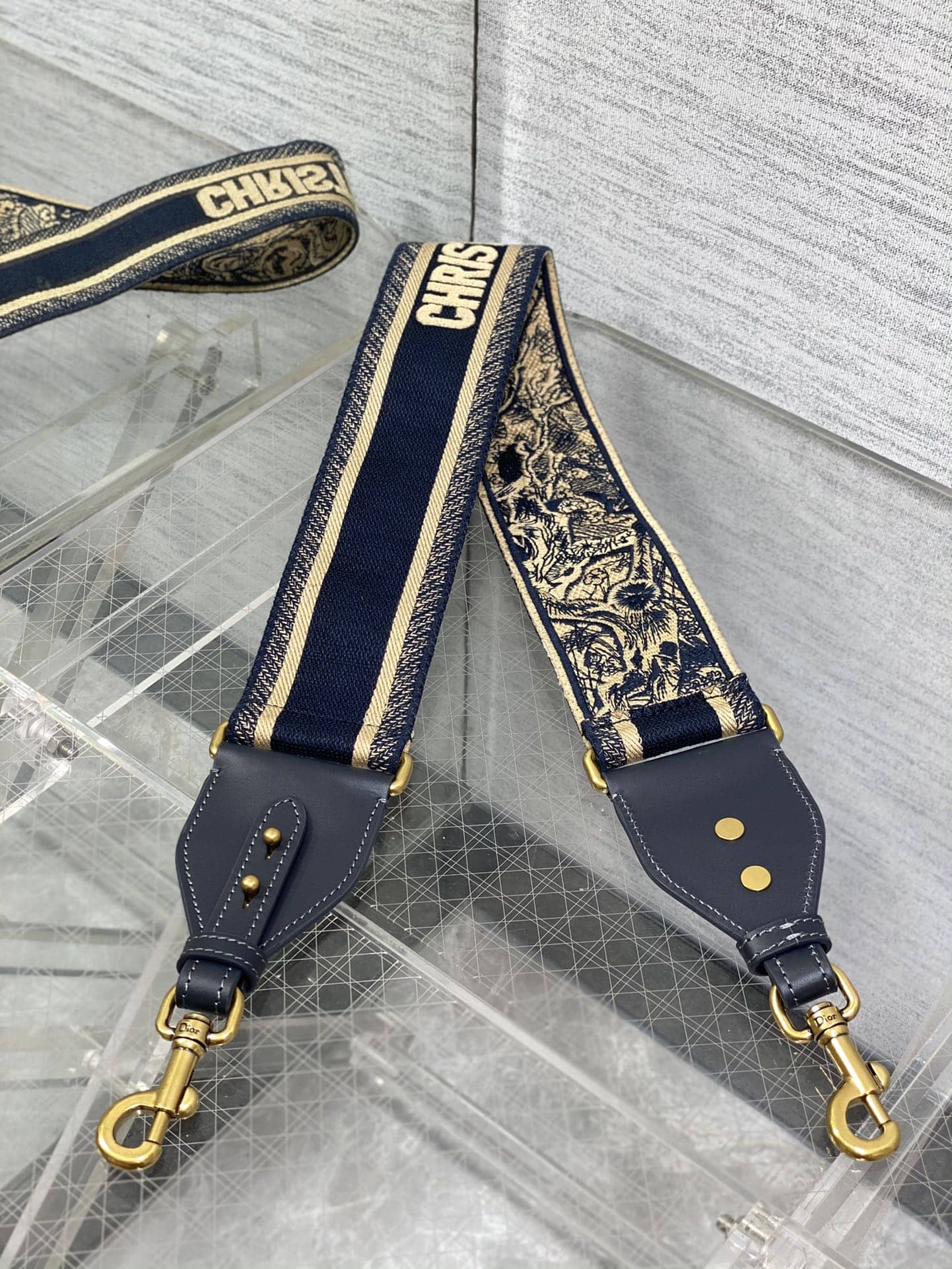 经典肩带【字母蓝老虎】此款肩带是搭配Dior 包包的神器 刺绣制作镏金五金，长度95厘米（包括狗扣）